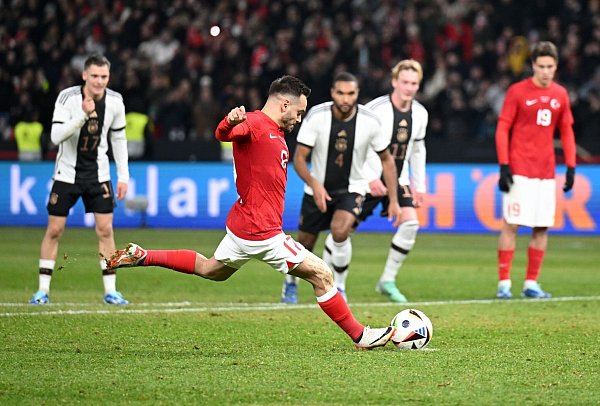 Yusuf Sari besorgte vom Elfmeterpunkt für das 3:2. - © Robert Michael/dpa