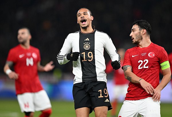 Leroy Sané nach einer vergebenen Chance. - © Robert Michael/dpa