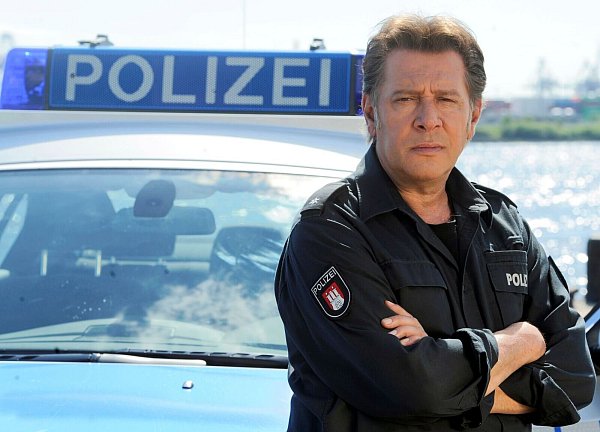Die Jubiläumsfolge dreht sich um Jan Fedder alias Kommissar Matthies. - © Fabian Bimmer/dpa