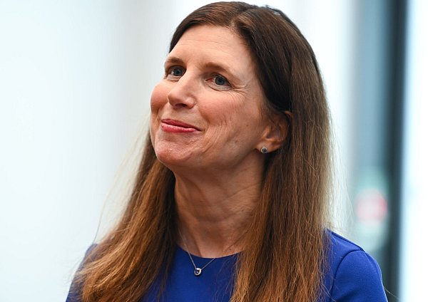 Commerzbank-Chefin Bettina Orlopp wehrt sich gegen die Begehrlichkeiten aus Mailand (Archivbild) - © Arne Dedert/dpa