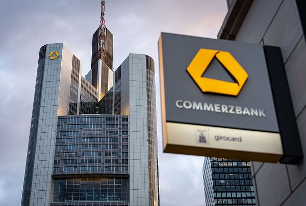 Commerzbank schraubt Ziele für 2025 nach oben - trotz Gewinnrückgangs im zweiten Quartal (Archivbild) - © Frank Rumpenhorst/dpa