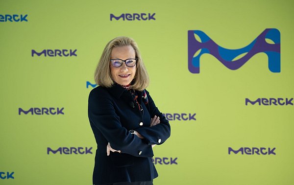 Merck-Chefin Belén Garijo war 2024 laut Studie die bestbezahlte Managerin (Archivbild) - © Arne Dedert/dpa