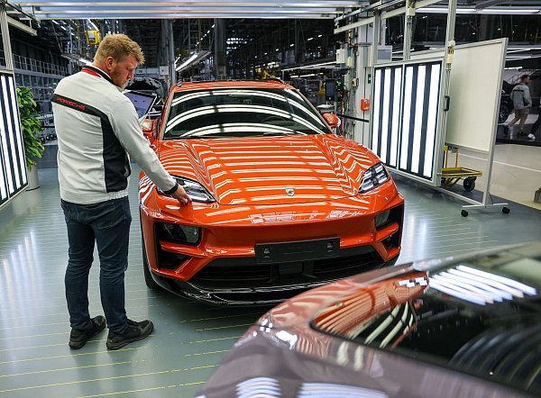 Mehrere Modellwechsel - darunter auch der zum neuen E-Macan - stellen Porsche aktuell vor Herausforderungen. (Archivbild) - © Jan Woitas/dpa
