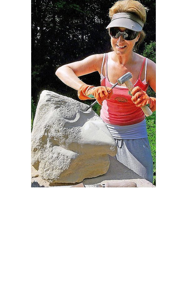 Mit Hammer und Meißel schlägt Gabriele Ebert aus dem weichen Sandstein ihren Vogel "Edward". Zum Schutz trägt sie Handschuhe.