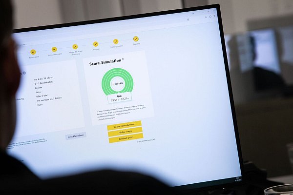 Wer seinen Schufa-Score verbessern möchte, kann an manchen Stellschrauben drehen. Der Score-Simulator kann Auskunft darüber geben, welche das sind. - © Christin Klose/dpa-tmn