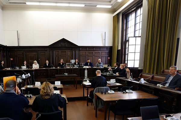 Die Verteidigung befragt den Nebenkläger, Christina Blocks Ex-Mann Stephan Hensel, stundenlang. - © Georg Wendt/dpa-Pool/dpa