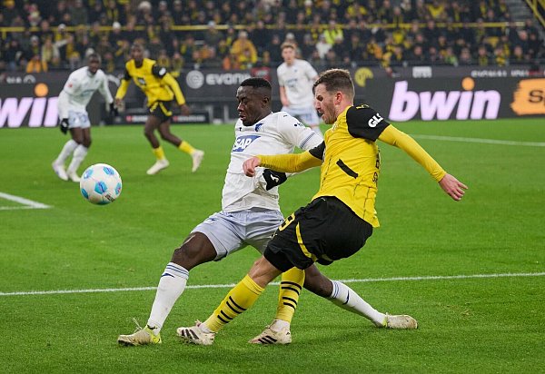 Das Spiel war lange Zeit überraschend ausgeglichen. - © Bernd Thissen/dpa