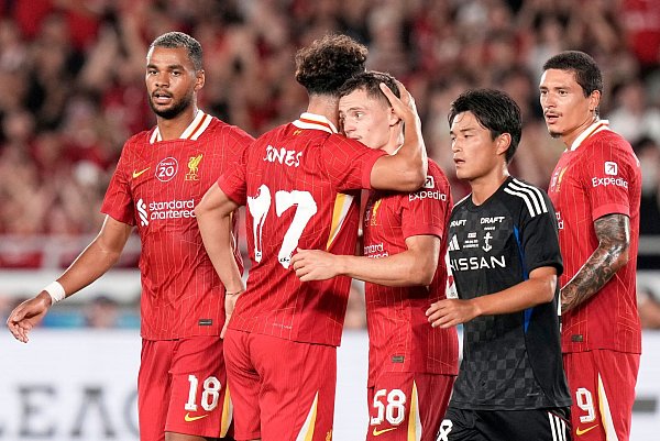 Beim Freundschaftsspiel in Japan gegen Yokohama F. Marinos erzielte Florian Wirtz sein erstes Tor für Liverpool. - © Eugene Hoshiko/AP/dpa