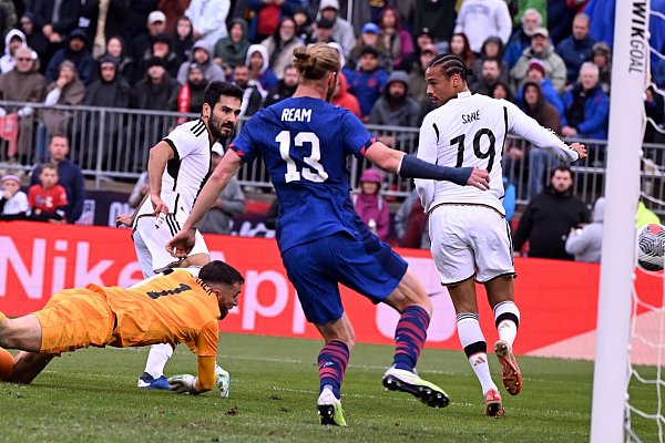 Deutschlands Ilkay Gündogan (l) traf zum zwischenzeitlichen 1:1. - © Federico Gambarini/dpa