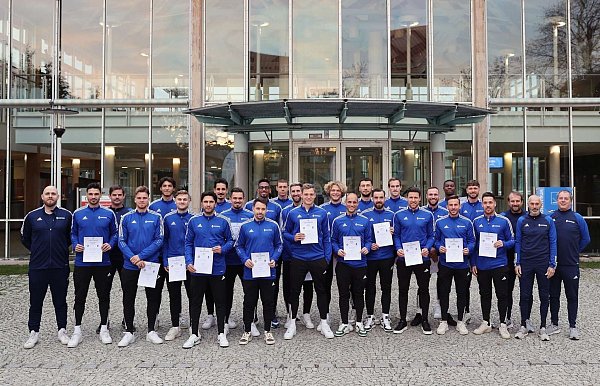 Boateng & Co. durften sich über die Trainer-Zertifikate freuen. - © Fabian Frühwirth/Bfv/dpa