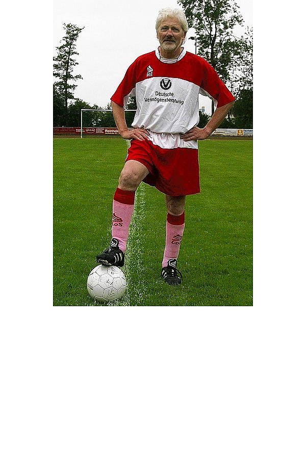 Für sein Abschiedsspiel mit der Ü-50-Altliga zog Bernd Schulenkorf noch einmal das Trikot des Bünder SV an. Die Knie zwingen ihn nun zum Aufhören. - © FOTO: SEBASTIAN REUTER