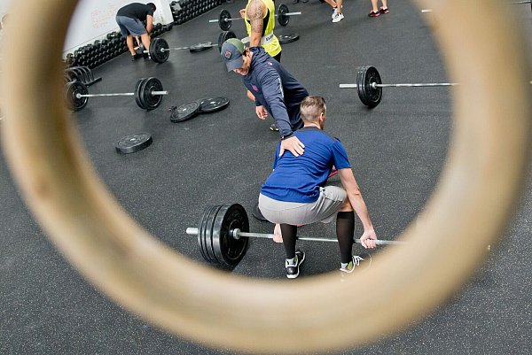 Engmaschige Betreuung gibt es nicht in jedem Fitnessstudio. (Archivbild) - © Daniel Karmann/dpa