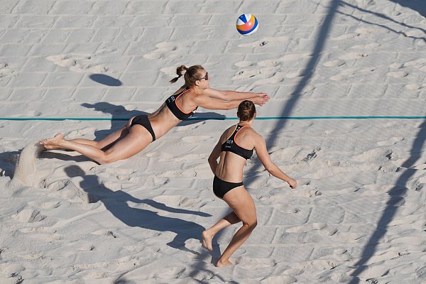 Svenja Müller (l) und Cinja Tillmann haben einen erfolgreichen Start in die EM hingelegt. - © Marcus Brandt/dpa