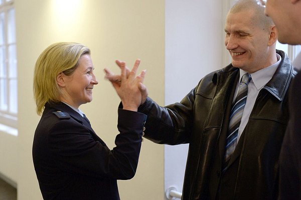 Claudia Pechstein und ihr Lebensgefährte Matthias Große feiern einen juristischen Erfolg. - © picture alliance / dpa