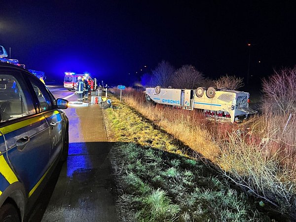 Der Bus aus Polen liegt nach dem Unfall auf der A2 bei Bornstedt auf dem Dach. - © Thomas Schulz/dpa-Zentralbild/dpa