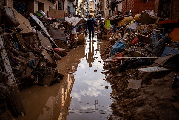 Inzwischen scheint im Katastrophengebiet wieder die Sonne. (Foto aktuell) - © Emilio Morenatti/AP/dpa