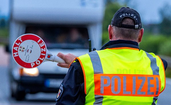 Hart aber gerecht: Punkte in Flensburg sollen für mehr Sicherheit im Straßenverkehr sorgen. (Archivbild) - © Jens Büttner/dpa