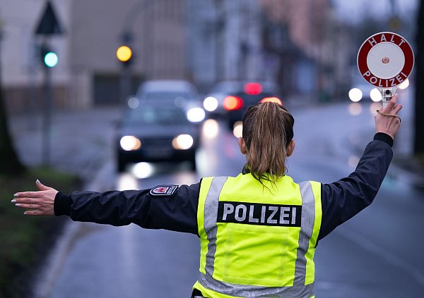 Hart aber gerecht: Punkte in Flensburg sollen für mehr Sicherheit im Straßenverkehr sorgen. (Archivbild) - © Soeren Stache/dpa