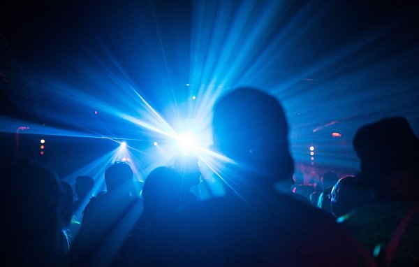 Die Türsteherinnen und Türsteher gehen regelmäßig durch den Club, gucken wie die Stimmung ist und verändern ihre Entscheidungskriterien dann auch entsprechend, sagen die Forscher. (Symbolbild) - © Sophia Kembowski/dpa