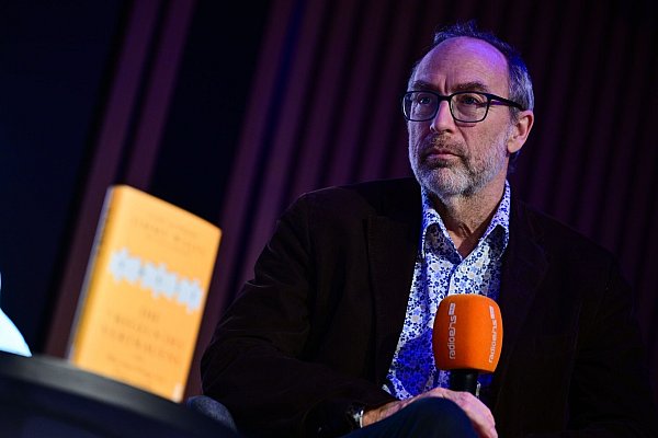 Aus Sicht von Jimmy Wales gibt es in der Wikipedia-Community eine Leidenschaft für Neutralität. - © Sebastian Christoph Gollnow/dpa
