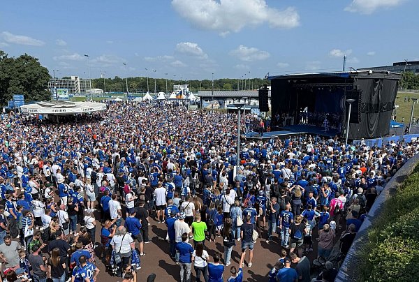 Über 80.000 Fans kamen zur Saisoneröffnung Schalkes - © Carsten Lappe/dpa