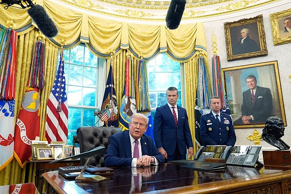 Trump unterschreibt ein Dekret für das «Kriegsministerium». - © Alex Brandon/AP/dpa