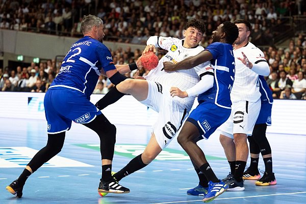 Sein olympischer Moment: Marko Grgic (M.) im Viertelfinale gegen Frankreich. - © Bernd Thissen/dpa