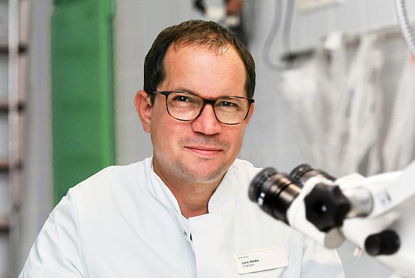 Lars Stöbe ist Chefarzt der Hals-Nasen-Ohren-Klinik des Helios Universitätsklinikums Wuppertal. - © Michael Mutzberg/Helios/dpa-tmn
