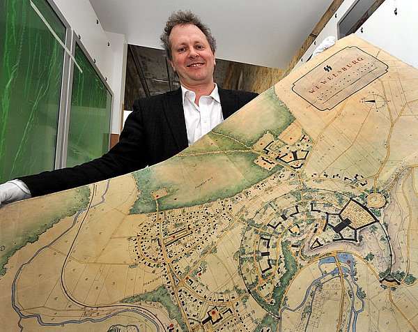 Archivar Markus Moors mit dem ersten Bebauungsplan für Wewelsburg vom August 1940. - © FOTO: REINHARD ROHLF