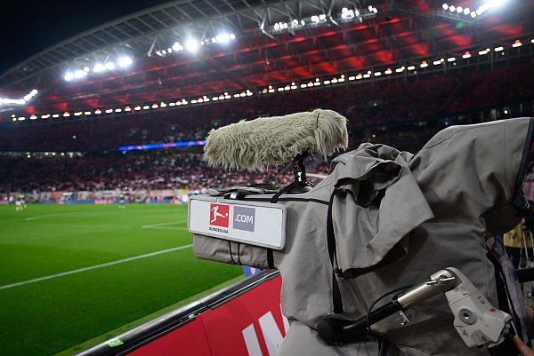 In der Auseinandersetzung um TV-Rechte der Fußball-Bundesliga hat DAZN einen juristischen Sieg errungen. - © Robert Michael/dpa