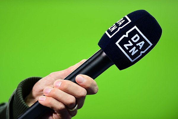 DAZN muss nun erneut ins Wettbieten mit Sky um die Bundesliga-Rechte. - © Soeren Stache/dpa-Zentralbild/dpa
