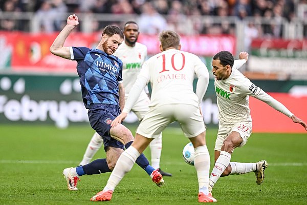 In Augsburg wurde verbissen um den Ball gekämpft. - © Harry Langer/dpa