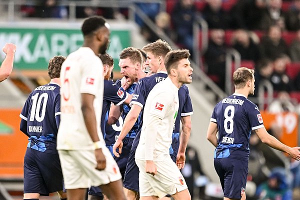 Der 1. FC Heidenheim rettet in Augsburg fast einen Punkt. - © Harry Langer/dpa
