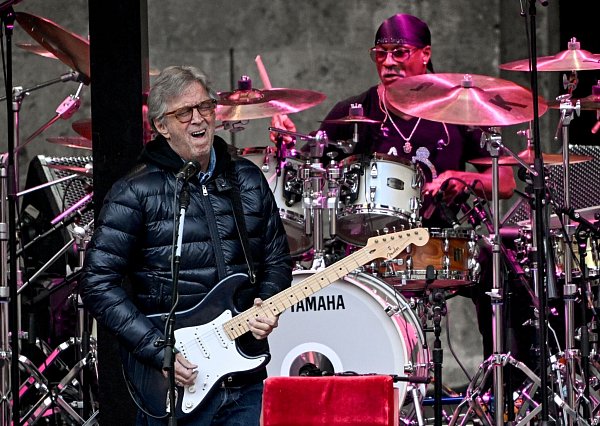 Konzerte sind sein Lebenselixier: Eric Clapton bei einem Konzert auf der Berliner Waldbühne. (Archivbild) - © Britta Pedersen/dpa
