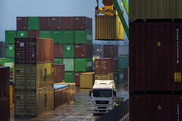 Die Wirtschaft hat sich in den einzelnen Bundesländern sehr unterschiedlich entwickelt. In Baden-Württemberg - hier zu sehen der Hafen Stuttgart - ging es nach unten. (Archivbild) - © Marijan Murat/dpa