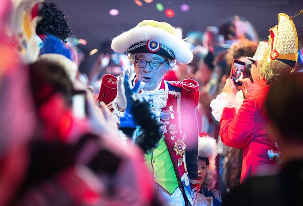 Viele klassische Kostüme sind in der Mainzer TV-Fastnacht zu sehen. - © Boris Roessler/dpa