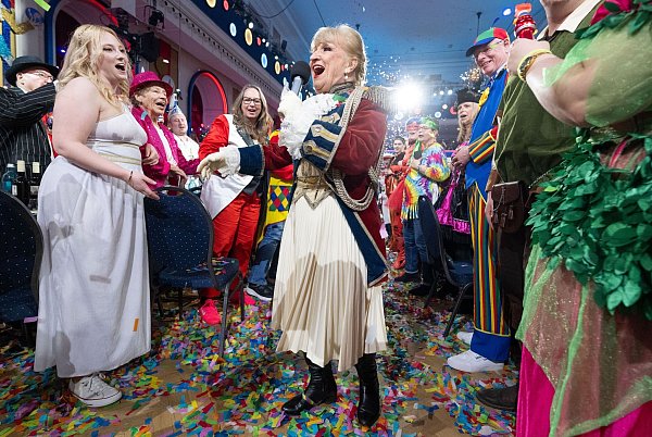 Margit Sponheimer singt ihren Evergreen «Am Rosenmontag bin ich geboren». - © Boris Roessler/dpa