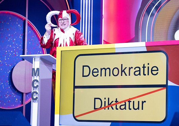 Die Mainzer Fastnacht feiert die Demokratie. - © Boris Roessler/dpa