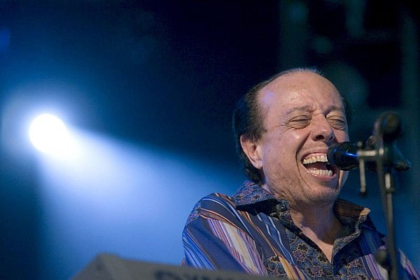 Sérgio Mendes ist tot. Sein Song «Mas que nada» wurde ein Welthit. (Archivbild) - © Adrian Ruiz De Hierro/epa efe/dpa