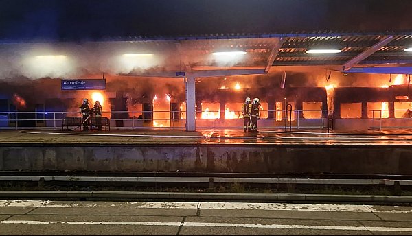 Einsatzkräfte der Feuerwehr löschen den Brand eines Zuges im S-Bahnhof Ahrensfelde. - © Dominik Totaro/dpa