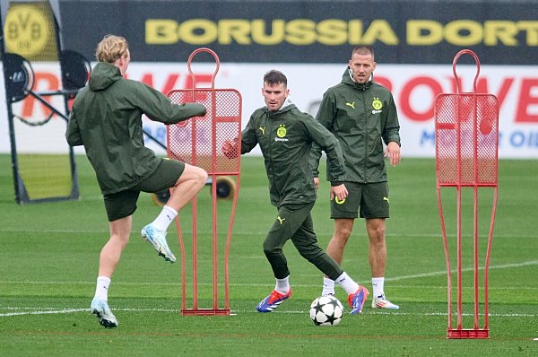 Pascal Groß (Mitte) in der Vorbereitung auf das Duell mit Celtic Glasgow. - © Bernd Thissen/dpa
