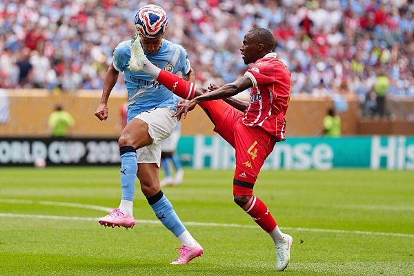Wydad AC und Thembinkosi Lorch (r) müssen sich geschlagen geben. - © Derik Hamilton/FR170553 AP/AP/dpa
