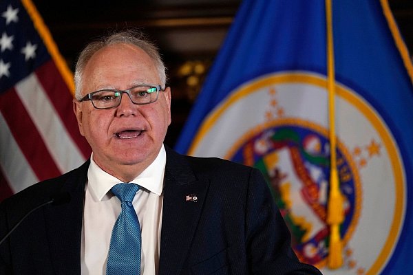 Der Gouverneur von Minnesota, Tim Walz, gilt als möglicher Vizepräsidentenkandidat. (Archivbild) - © Abbie Parr/AP/dpa