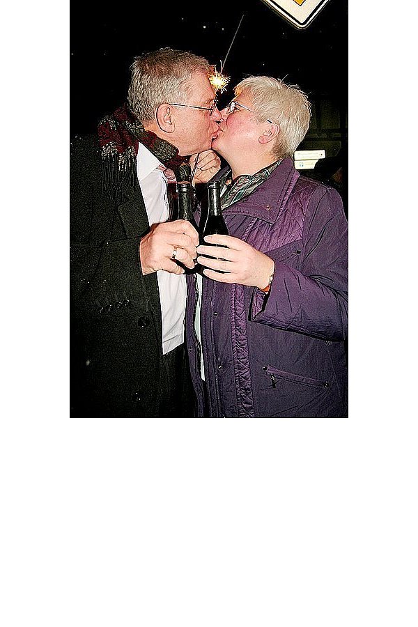 Joachim und Chirsten Minke begrüßten 2010 mit Sekt und einem Kuss, der ihre Liebe auch für das kommende Jahr erhalten soll. - © FOTO: AMINA VIETH