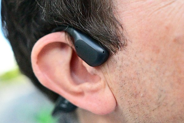 Die Läuferinnen und Läufer können mit Open-Ear-Kopfhörern trotz Musik im Ohr Umgebungsgeräusche wahrnehmen. (Symbolbild) - © Sebastian Christoph Gollnow/dpa