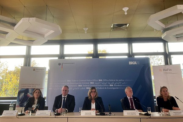 Susanne Schüler (l-r), Staatsanwältin, Harald Kruse, Leiter Generalstaatsanwaltschaft Koblenz, Martina Link, Vizepräsidentin des Bundeskriminalamts, Daniel Thelesklaf, Leider der Finacial Intelligence Unit, und Birgit Rodolphe, Exekutivdirektorin des Geschäftsbereichs Abwicklung und Geldwäscheprävention der BaFin, sitzen bei einer Pressekonferenz beim Bundeskriminalamt nach internationalen Durchsuchungen und Festnahmen gegen mutmaßliche Betrugs- und Geldwäschenetzwerke auf dem Podium. - © Jens Albes/dpa