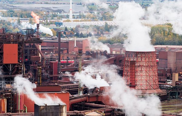 Stahlkonzernen machen die hohen Energiepreise zu schaffen (Archivbild) - © Julian Stratenschulte/dpa