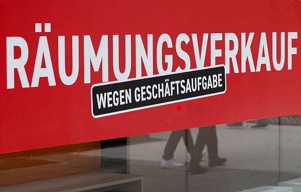 Deutlich mehr Unternehmen als ein Jahr zuvor haben im Juli Insolvenz angemeldet. (Symbolbild) - © Bernd Weißbrod/dpa