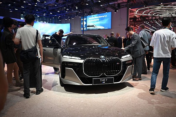 BMW auf der Automesse in Shanghai. China ist für deutsche Hersteller derzeit ein schwieriger Markt. - © Johannes Neudecker/dpa