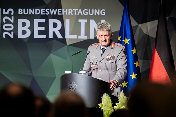 Der Chef des Operativen Führungskommandos der Bundeswehr, Alexander Sollfrank: Russland hat trotz Ukraine-Krieges sehr großes Militärpotential. - © Christoph Soeder/dpa